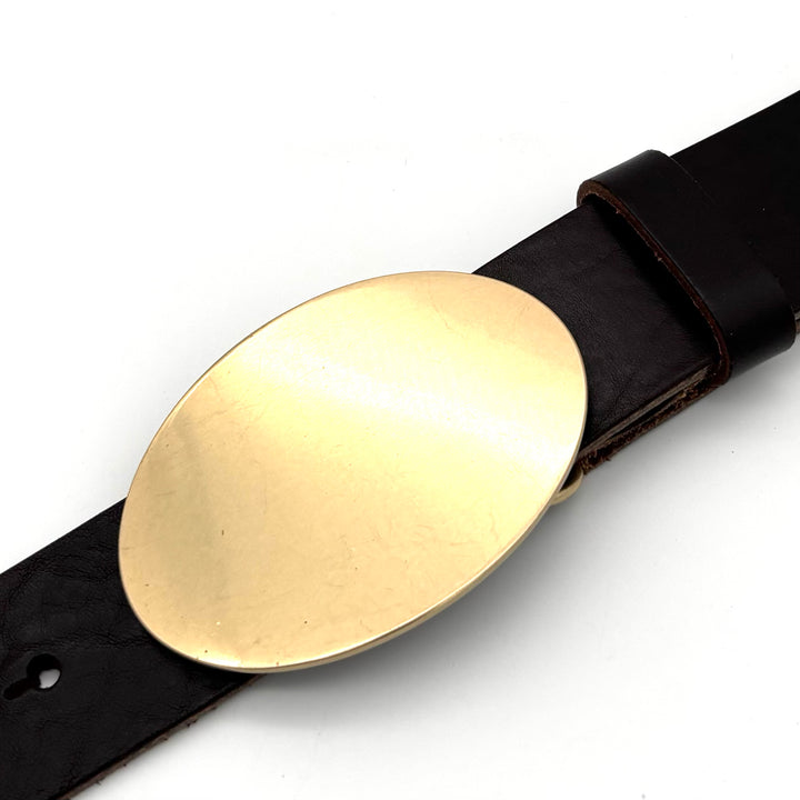 Detailansicht der ovalen Gürtelschließe 40 mm in Gold mit matter Oberfläche aus Zinkdruckguss