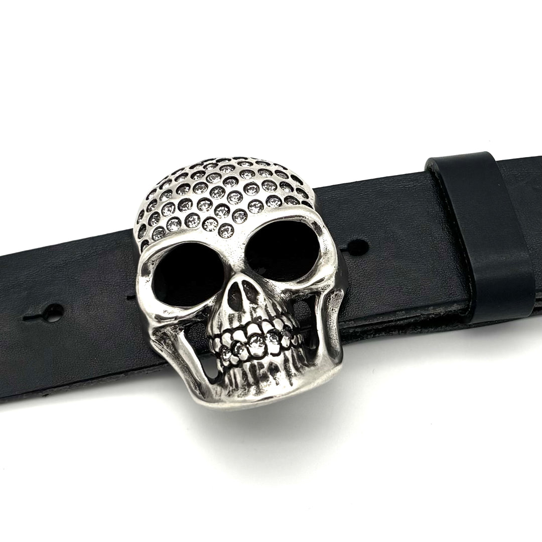 Detailansicht Totenkopf Gürtelschließe 40 mm Altsilber mit weißen Strasssteinen und leicht glänzender Oberfläche